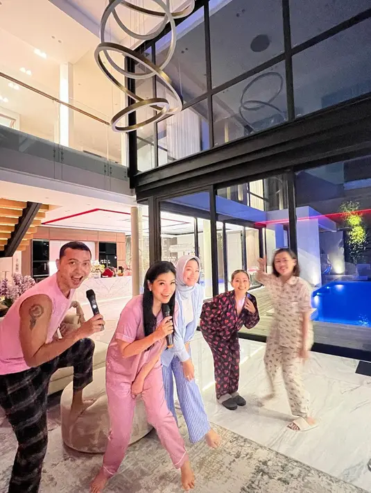 Menginjak usia 42 tahun, istri Christian Sugiono itu mendapat berbagai kejutan menyenangkan. [@ titi_kamall]