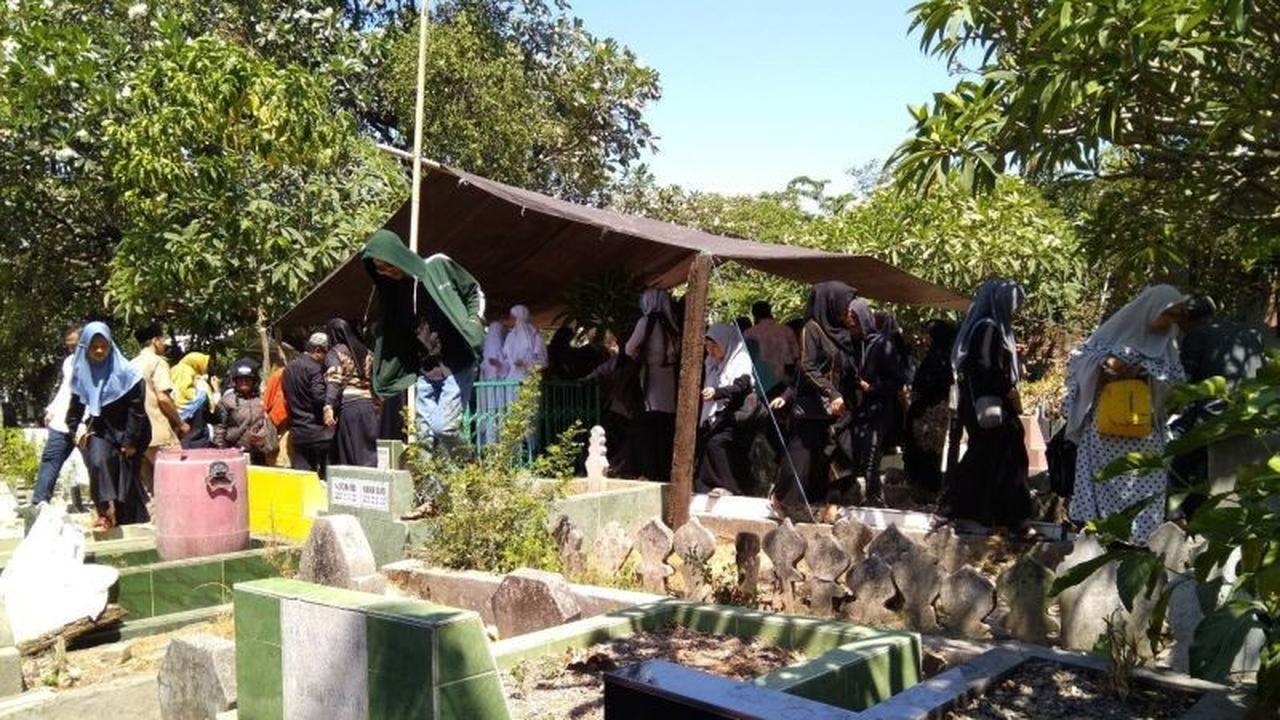 Tradisi Ziarah Kubur Jelang Ramadan, Berkah Ekonomi Pedagang Bunga di Makassar