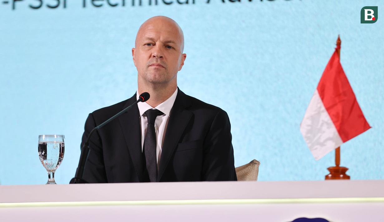 Jordi Cruyff saat berbicara di atas panggung dalam acara perkenalan dirinya sebagai penasihat teknik PSSI di Hotel Mulia Senayan, Jakarta, Selasa (11/3/2025) sore. (Bola.com/Abdul Aziz)