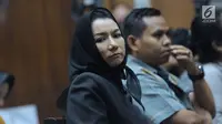 Rita Widyasari saat menyaksikan sidang lanjutan terdakwa suap pemberian izin lokasi perkebunan di Kutai Kartanegara, Hery Sutanto Gun di Pengadilan Tipikor, Jakarta, Selasa (27/3). Sidang mendengar keterangan saksi. (Liputan6.com/Helmi Fithriansyah)