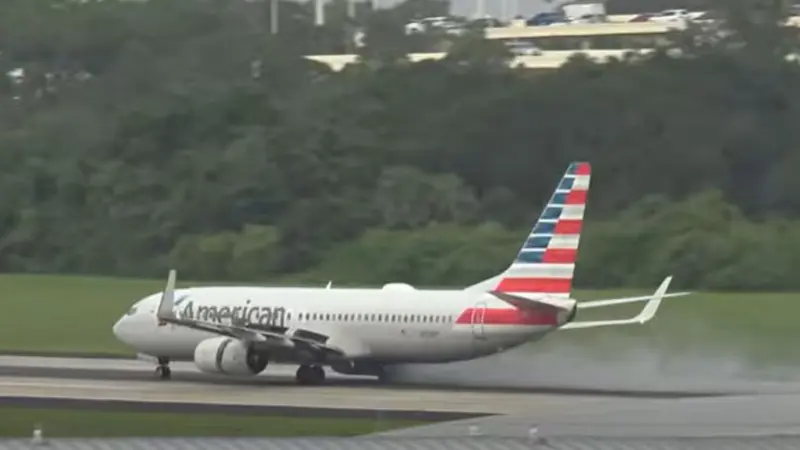 Ban meledak di pesawat American Airlines menuju Phoenix dari Bandara Internasional Tampa pada Rabu (10/7/2024) pagi. [Tangkapan layar Kapten Steven Markovich di YouTube]