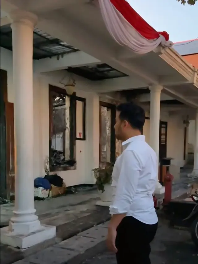 Emil Dardak mengecek kondisi Gedung Grahadi Surabaya setelah dibakar massa. (Foto: Dok. Instagram @emildardak)