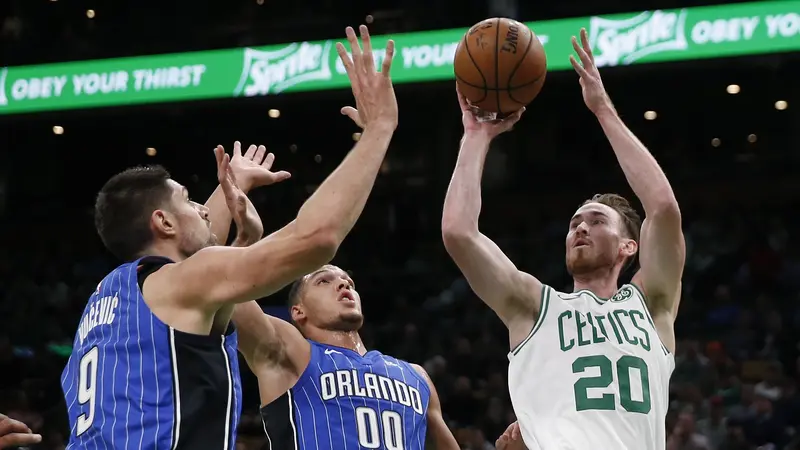 Pemain Celtics Gordon Hayward dijaga ketat dua pemain Magic Aaron Gordon dan Nikola Vucevic