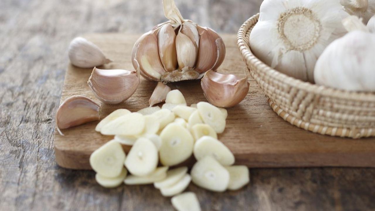 <b>6. Mengatasi Infeksi Jamur<br></b><br>Kandungan allicin yang terdapat pada bawang putih mampu mengaktifkan enzim-enzim yang bertugas membuang racun dari dalam tubuh.