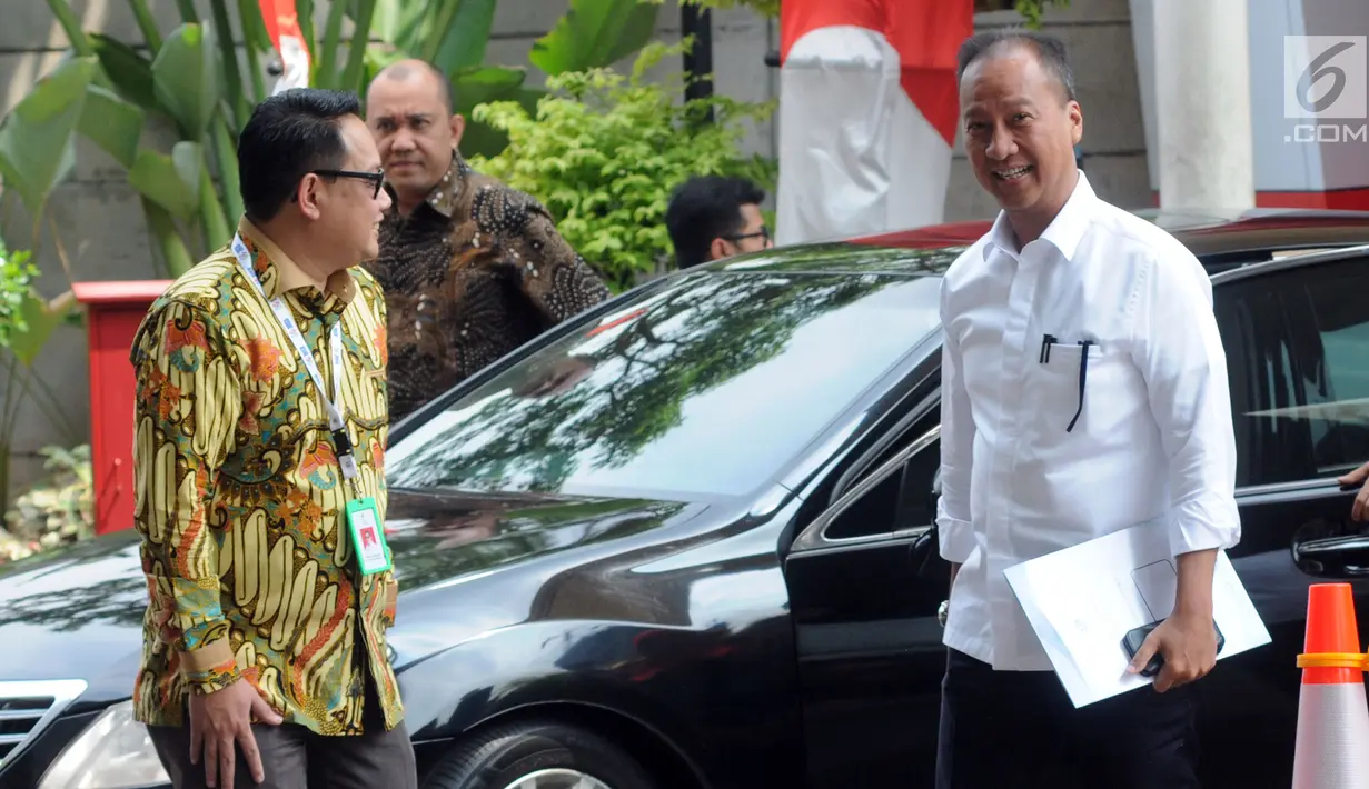 Menteri Sosial Agus Gumiwang Kartasasmita bersama para petinggi kementerian Sosial mendatanggi KPK di Jakarta, Jumat /97/9). Kedatangan Agus Gumiwang untuk menemui pimpinan KPK konsultasi dana angaran di Kementerian Sosial. (Merdeka.com/Dwi Narwoko)