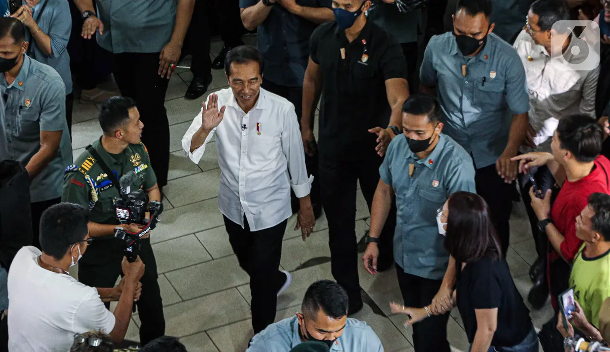 Jokowi tak lama berada di Pasar Tanah Abang. Kabarnya Jokowi akan ke Sarinah, namun iring-iringan presiden kembali ke Istana karena Jokowi akan menerim DPP PPP. (Liputan6.com/Faizal Fanani)