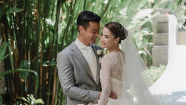 gaun pengantin istri dion wiyoko