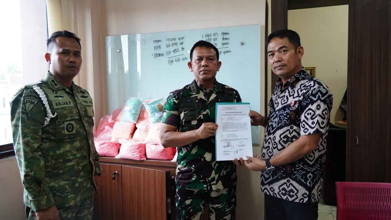 Prajurit TNI Korem 043/Gatam menemukan 90 Ribu Ekstasi di Tol Trans Sumatera