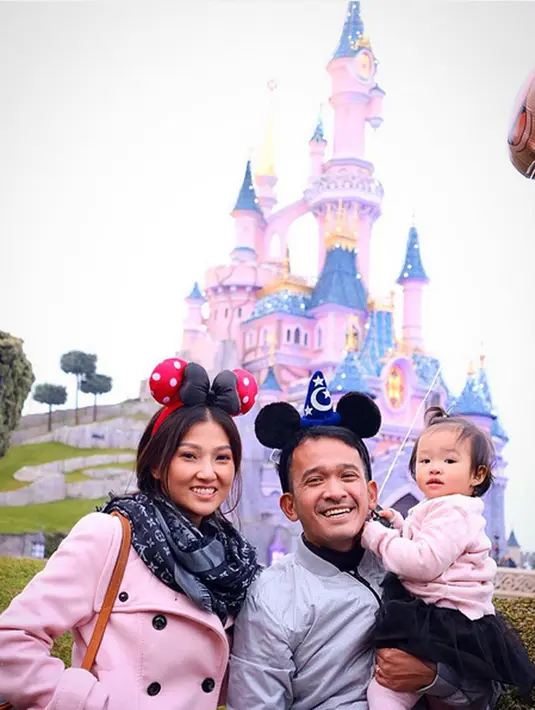 "Romantiiiis senang nya aq klo meliat pasangan ini..." tulis ida.maryamm. "Happy bgt... keyeen bgt.. heeem bikin sirik hihi," tulis nixonelvi. "Suka banget sama kalian...apa adanya keluarga gg ada drama.." tulis aryaquarsa. (Instagram/ruben_onsu)