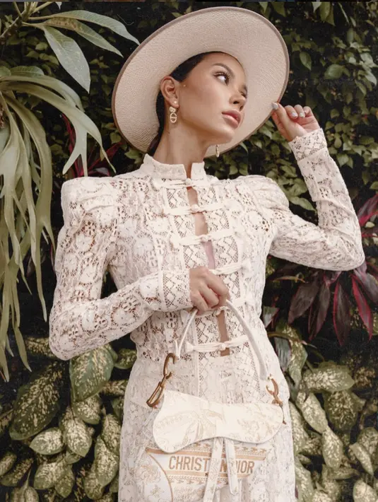 <p>Tampil ala bangsawan juga bisa dicapai dengan material brokat yang terlihat cantik, dan romantis saat dikenakan. [Foto: Instagram/ Alyssa Daguise]</p>