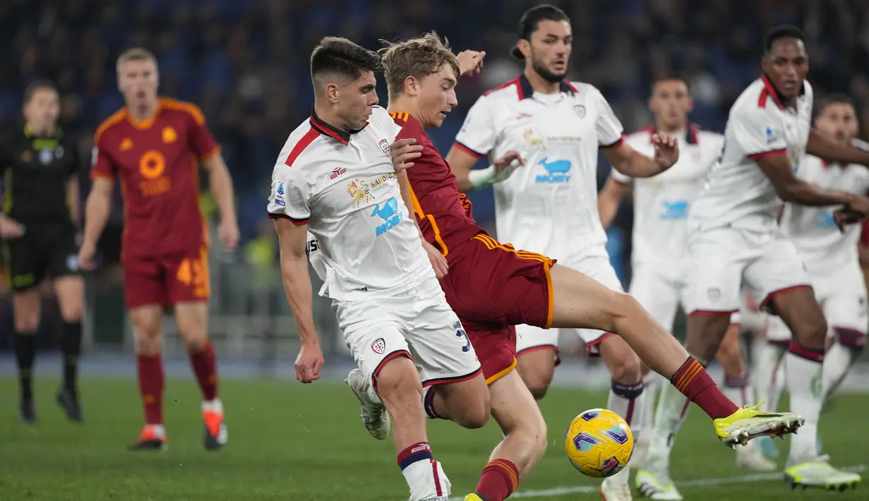 Pemain AS Roma, Dean Huijsen (tengah kanan) mencetak gol keempat timnya ke gawang Cagliari pada laga lanjutan Liga Italia 2023/2024 di Olympic Stadium, Roma, Italia, Selasa (06/02/2024) dini hari WIB. (AP Photo/Andrew Medichini)
