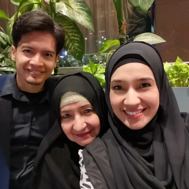 6 Potret Kebersamaan Dhini Aminarti dan Ibunda, Penuh Kehangatan