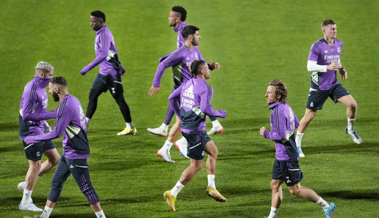 Para pemain Real Madrid melakukan pemanasan dalam sesi latihan, di stadion Al Nassr, di Riyadh, Arab Saudi, Selasa (10/1/2023). Real Madrid akan menghadapi Valencia di King Fahd International Stadium pada semifinal Piala Super Spanyol, Kamis, 12 Januari 2023, dini hari WIB. (AP Photo/Hussein Malla)