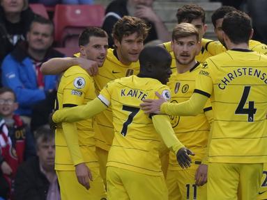 Selain di Liga Inggris yang kini menempati posisi ke-3, musim 2021/2022 ini Chelsea masih bertahan di dua ajang lain, yaitu semifinal Piala FA dan perempatfinal Liga Champions. Di ketiga ajang tersebut The Blues mampu mencetak 5 kemenangan dengan skor besar berikut. (AP/Frank Augstein)