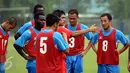 Pelatih Semen Padang Nil Maizar memberikan arahan saat latihan di Lapangan Sutasoma, Halim Perdanakusuma, Jakarta, Jumat (22/1/2016). Latihan ini persiapan menghadapi Mitra Kukar di final piala Jenderal Sudirman. (Liputan6.com/Helmi Fithriansyah)