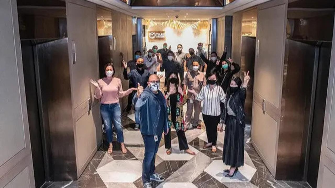 7 Potret Irwan Mussry Bareng Tim Kerjanya, Selalu Kompak di Berbagai Kesempatan