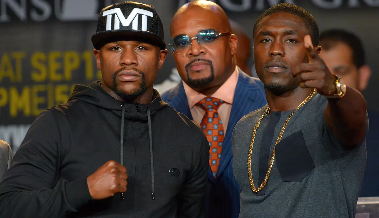 Floyd Mayweather Jr (kiri) dan Andre Berto saat berpose diperebutkan saat konferensi pers di Los Angeles, AS, Kamis (6/8/2015). Mayweather Jr memburu kemenangan ke-49 nya pada pertandingan tinju kali ini. (Jayne Kamin-Oncea-USA)
