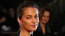 Alicia Vikander saat tiba menghadiri pemutaran film Tomb Raider, di London (6/3). Film ini rencananya akan dirilis di Amerika Serikat di RealD 3D, IMAX 3D dan IMAX oleh Warner Bros. Pictures pada 16 Maret 2018. (AFP Photo/Daniel Leal-Olivas)