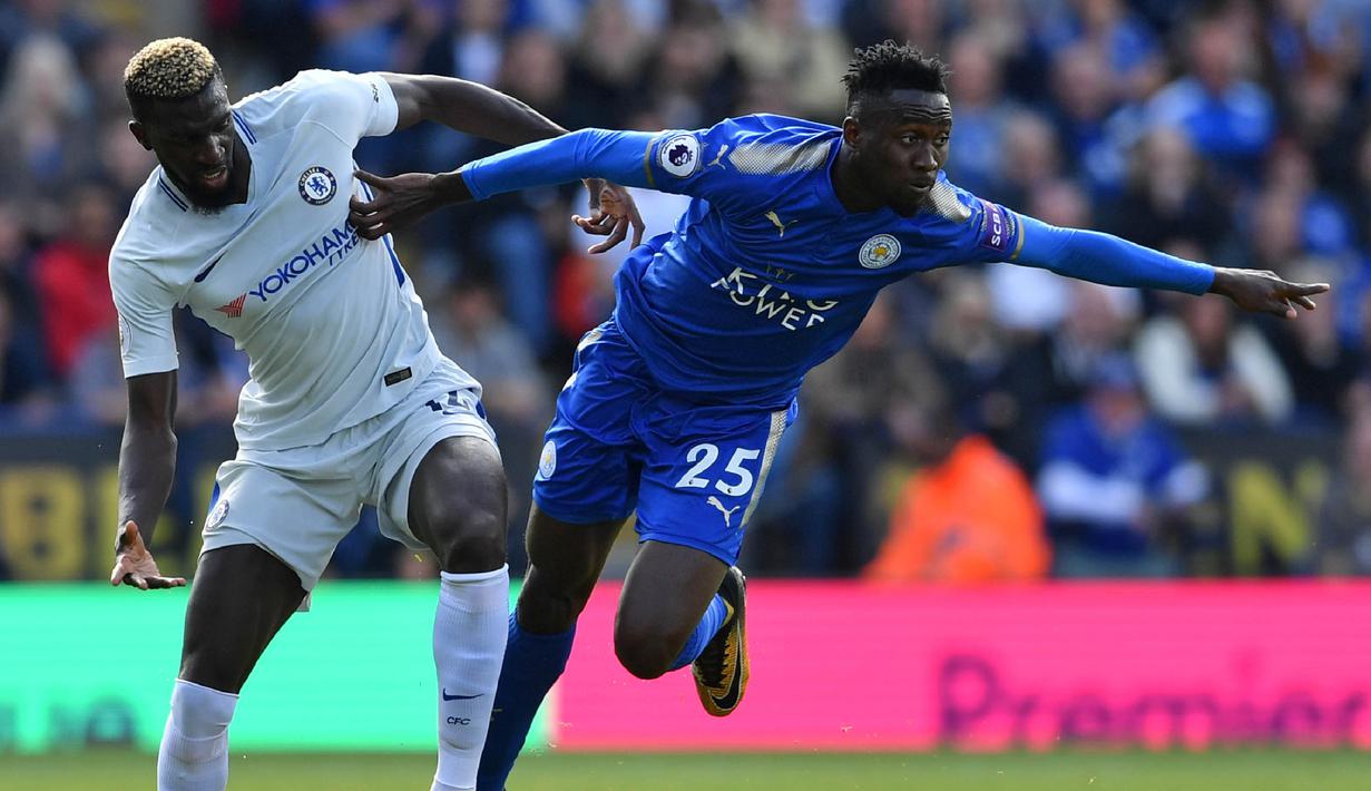 Gelandang Chelsea, Tiemoue Bakayoko, berebut bola dengan gelandang Leicester, Wilfred Ndidi, pada laga Premier League di Stadion King Power, Leicester, Sabtu (9/9/2017). Leicester kalah 1-2 dari Chelsea. (AFP/Ben Stansall)