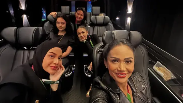 Krisdayanti dan Aurel Hermansyah Nonton Konser Mariah Carey. [@krisdayantilemos]