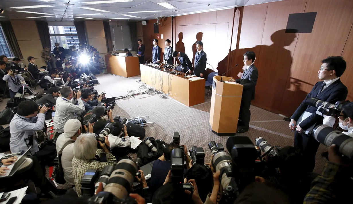 Suasana konferensi pers Kento Momota dan Kenichi Tago di Tokyo, Jumat (8/4). Dua pebulutangkis Jepang itu terancam tak akan ikut serta pada Olimpiade 2016 dan hukuman penjara setelah kedapatan bermain judi di sebuah kasino ilegal (REUTERS/Issei Kato)