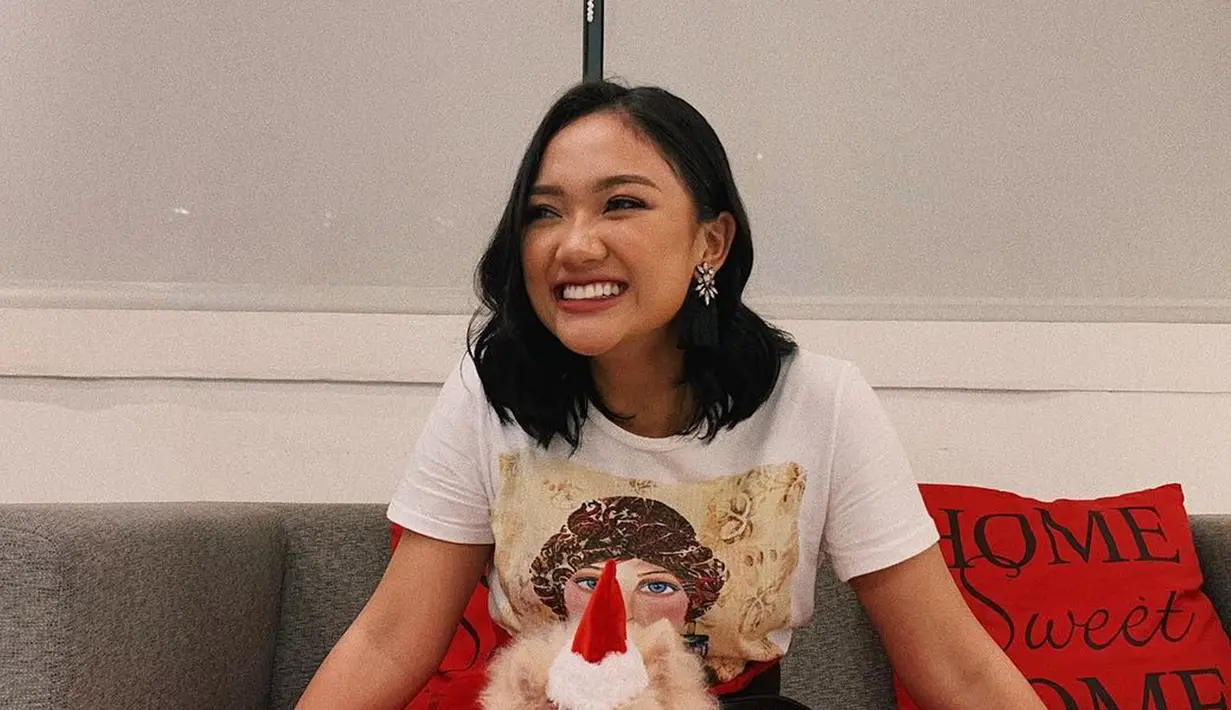 Pemilik nama lengkap Marion Rambu Jola Pedy ini juga tetap cantik meski rambutnya dibuat bergelombang. Foto yang diambil di akhir tahun 2018 lalu ini dibubuhkan dengan caption bertuliskan 'so egggcited for christmas'. Ya, Lala tak sabar menunggu datangnya Hari Natal. (Liputan6.com/IG/@lalamarionmj)