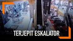 Detik-detik tangan seorang anak saat terjepit eskalator tertangkap kamera CCTV. Kejadian ini membuat petugas bergerak cepat untuk selamatkan sang anak.