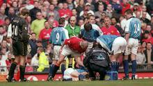 Roy Keane seusai menekel pemain Manchester City, Alf-Inge Haaland, dalam Manchester Derby di Old Trafford pada April 2001. (AFP/ Andrew Yates)
