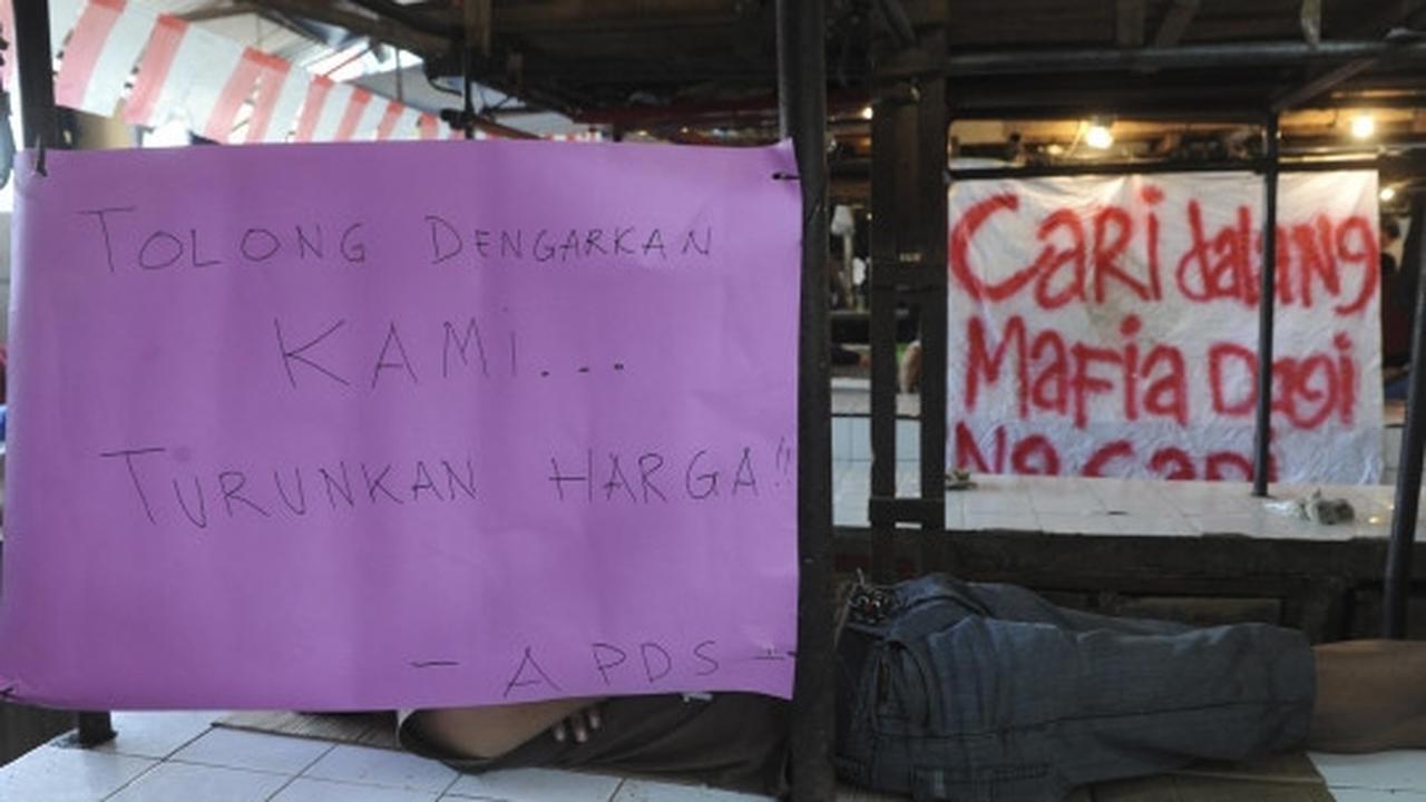 Tuntut turunkan harga, pedagang daging sapi di Senen mogok berjualan