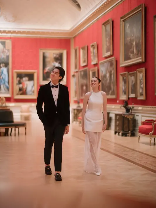 Ia melengkapi tampilan formalnya dengan dasi kupu-kupu dan loafers hitam [@elelrumi]