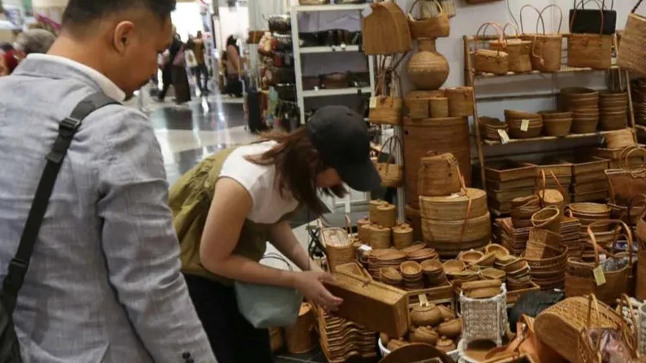 Pameran ini juga memberikan ruang khusus bagi pelaku usaha muda untuk menampilkan karya-karya kreatifnya.