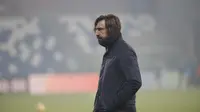 Pelatih Juventus, Andrea Pirlo menyaksikan pemainnya bertanding melawan Napoli pada laga Piala Super Italia di Stadion Mapei, Sassuolo, Kamis (21/1/2021). Klub berjuluk Si Nyonya Tua ini sudah 9 kali memenanganinya. (AP Photo/Antonio Calanni)