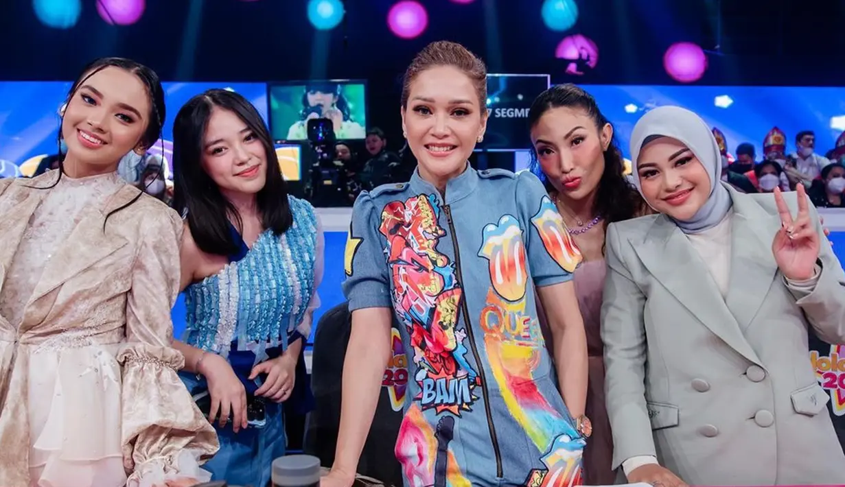 Dulu jadi juri dan peserta, kini Lyodra Ginting bisa duduk satu meja dengan Maia Estianty. Penuh talenta dan makin populer lewat sederet prestasi yang diukirnya, kekasih Riza Syah ini banjir pujian. Bahkan tak sedikit yang menyebut Lyodra Ginting menjadi ‘The Next Diva Indonesia.’ (Liputan6.com/IG/@lyodraofficial)