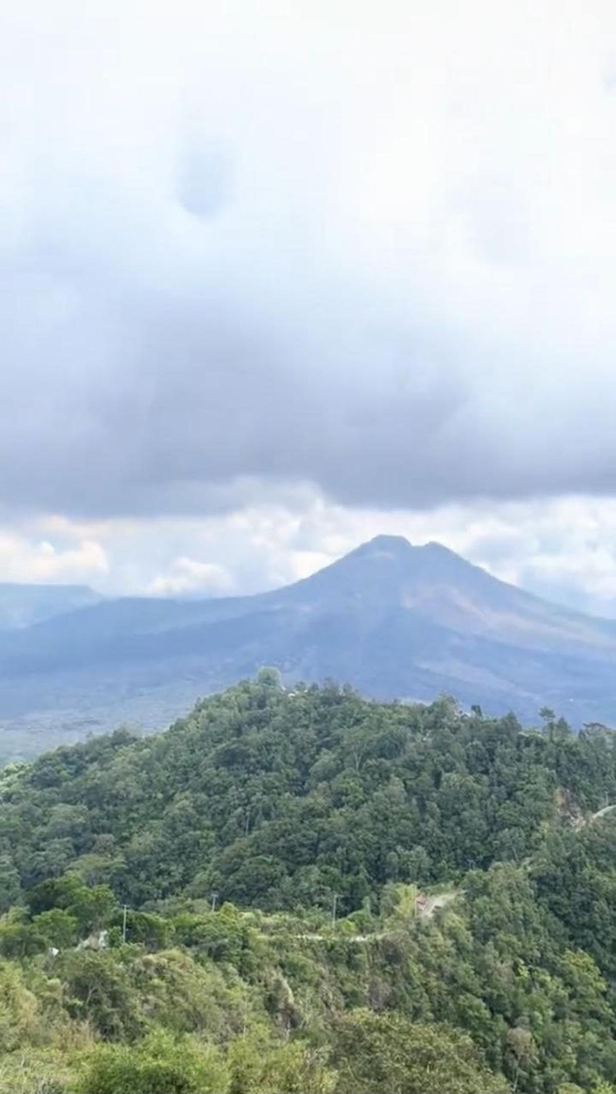 Dari balkon minimarket ini, pengunjung bisa menikmati pemandangan gunung dan hamparan hijau yang sangat asri.