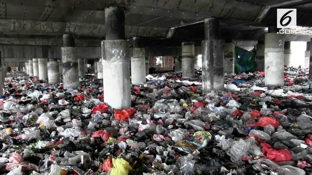 Tumpukan sampah sepanjang 800 meter menghampar di kolong Tol Wiyoto-Wiyono. Sampah menumpuk karena warga di dua RW tidak memiliki tempat pembuangan sementara.