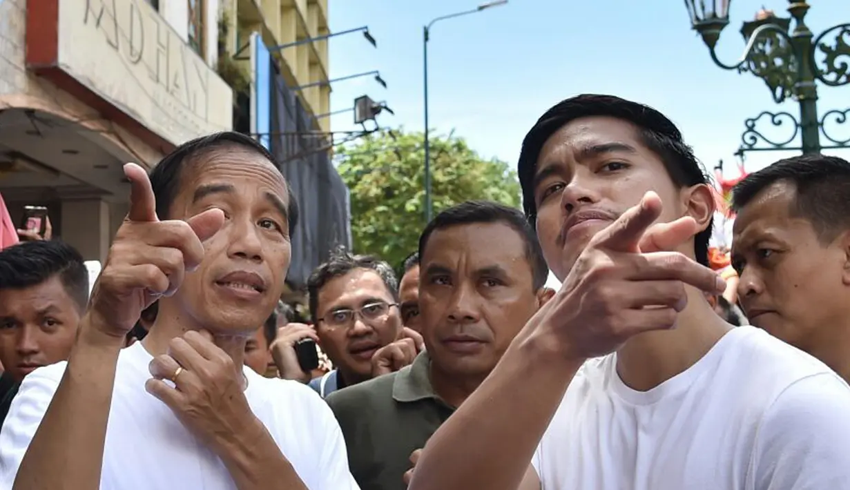 <p>Presiden Joko Widodo (Jokowi) ditemani putra bungsunya, Kaesang Pangarep berjalan-jalan di sepanjang kawasan Malioboro, Yogyakarta, Minggu (31/12). Masyarakat tampak antusias menyambut kedatangan Presiden Jokowi. (LIputan6.com/Biro Setpres)</p>
