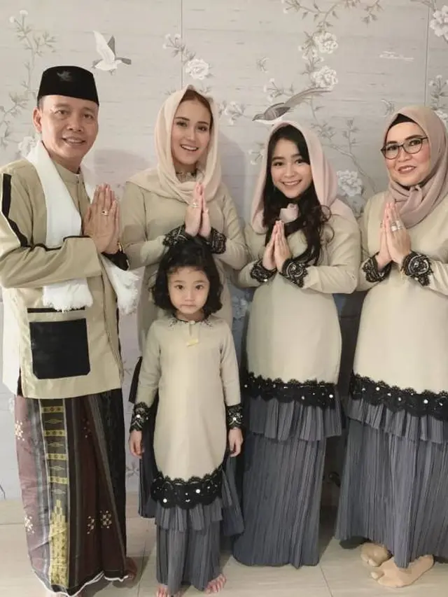 7 Potret Seleb Pakai Baju Muslim Senada Sekeluarga, Kompak Bisa Jadi Inspirasi