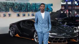 Jerrod Carmichael berpose didepan mobil Lamborghini Centenario saat pemutaran perdana film 'Transformers, The Last Knight' di London (18/6). Mobil ini dijual seharga US$1,9 juta atau Rp25,3 miliar. (Vianney Le Caer/AP Images for Automobili Lamborghini)