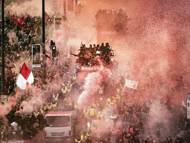 Ribuan fans Liverpool memadati jalan-jalan kota untuk menyambut tim kebanggaan mereka yang melakukan parade di atas bus terbuka pada Minggu (29/05/2022) waktu setempat. Musim ini, The Reds berhasil meraih dua trofi yaitu Piala FA dan Piala Liga Inggris. (PA via AP/Danny Lawson)