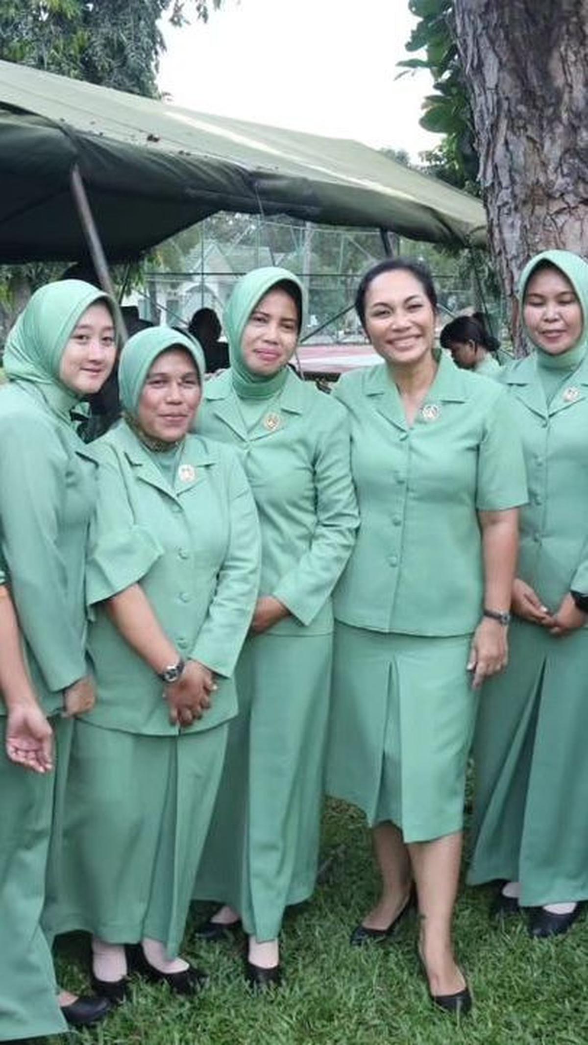 Uli juga tak lupa turut mendonorkan darah bersama para persit yang hadir dalam kegiatan itu.<br>