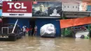 Aktivitas karyawan pertokoan di Jalan KH Hasyim Ashari, Ciledug, Tangerang, Kamis (2/1/2020). Banjir yang melanda Ciledug dan sekitarnya membuat aktivitas perekonomian di kawasan tersebut lumpuh sementara. (Liputan6.com/Angga Yuniar)