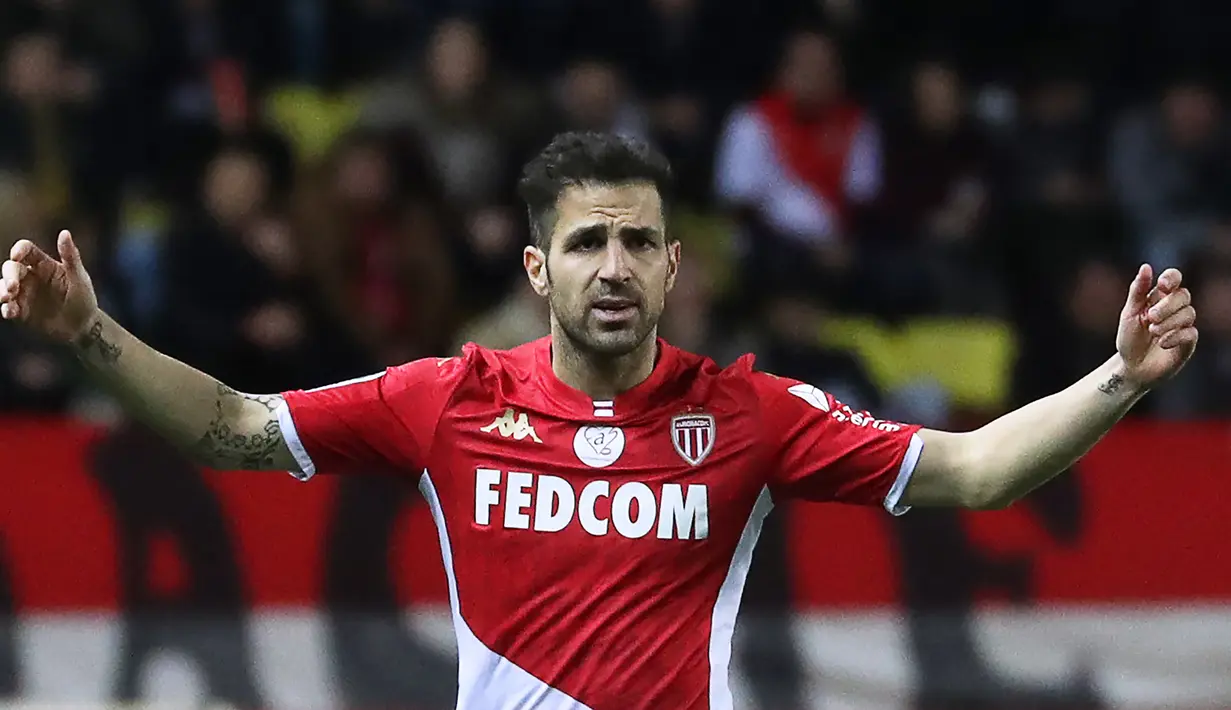 Cesc Fabregas (Como). Gelandang Spanyol berusia 35 tahun ini baru saja didatangkan Como dari AS Monaco di bursa transfer musim panas 2022/2023 dengan status bebas transfer. Eks Arsenal, Barcelona dan Chelsea ini lebih memilih Como ketimbang tawaran bermain di MLS dengan tujuan mampu membawa klub milik Djarum Group tersebut promosi ke Serie A secepatnya. Bersama AS Monaco, ia total tampil dalam 78 laga di semua ajang dengan torehan 4 gol dan 9 assist. (AFP/Valery Hache)