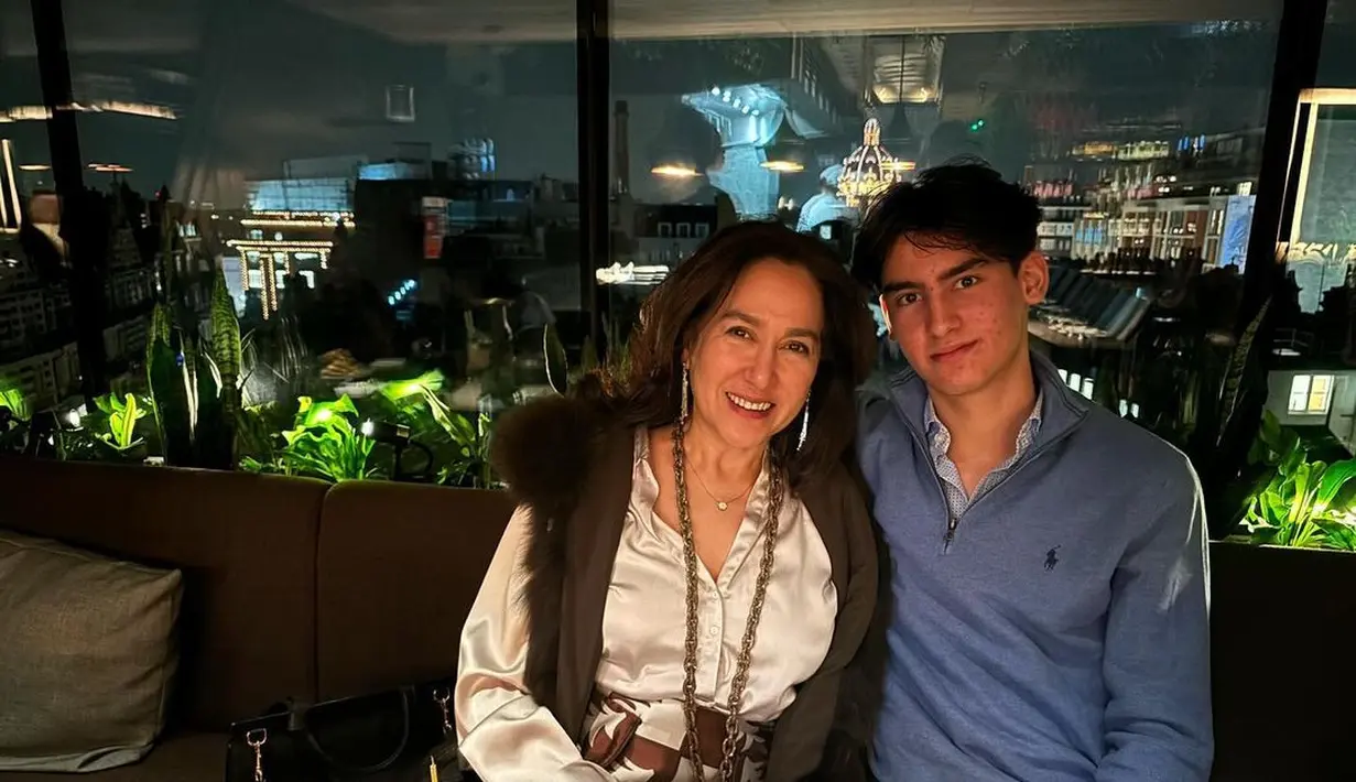 Tak main-main pesona sang putra juga sering mencuri perhatian. Bahkan Kiran juga telah mendapatkan gelar kebangsawanan dari Keraton Surakarta saat ia mengunjungi Yogyakarta dan Solo di tahun 2008. [Foto: Instagram/kartikasoekarnofoundation]