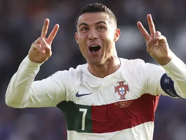 Selebrasi pemain Timnas Portugal, Cristiano Ronaldo, setelah mencetak gol ke gawang Timnas Islandia dalam pertandingan lanjutan grup J Kualifikasi Euro 2024 yang berlangsung di Laugardalsvollur, Reykjavik, Rabu (21/6/2023) dini hari WIB. Ini merupakan gol ke-123 Ronaldo bersama Portugal. (AP Photo/Arni Torfason)