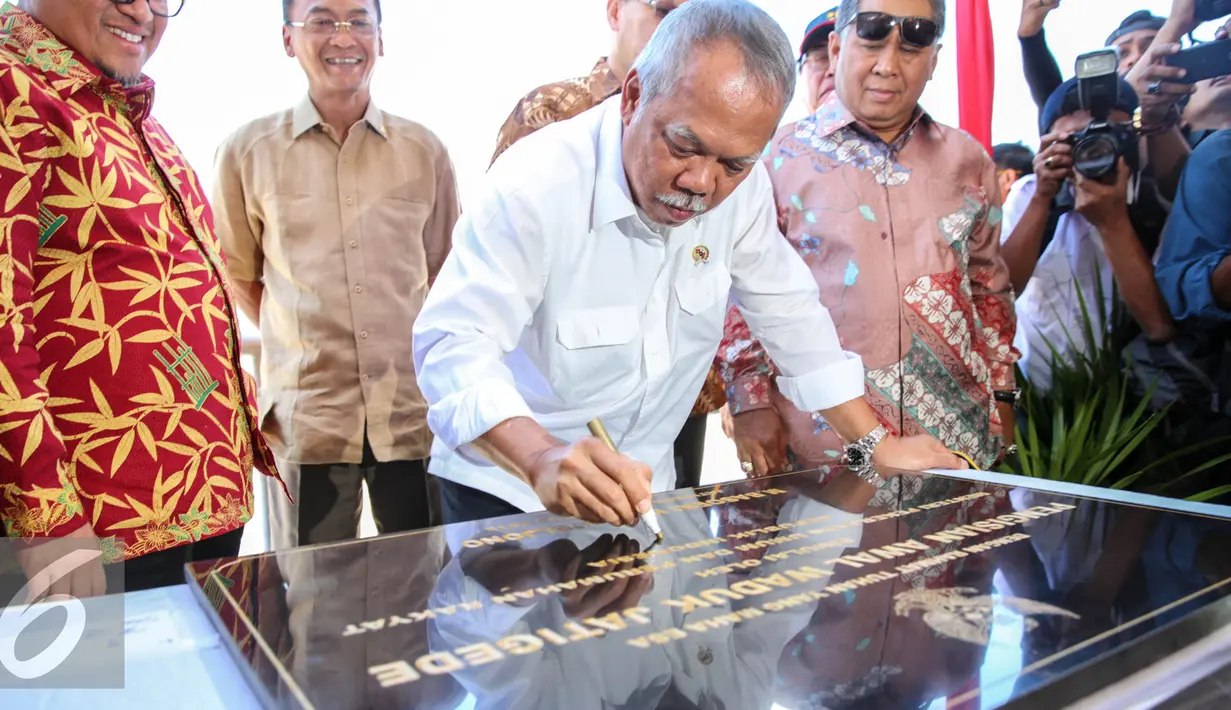 Menteri PU dan Perumahan Rakyat Basuki Hadimuljono menandatangani saat meresmikan penutupan tahap pertama di Waduk Jati Gede, Sumedang, Jawa Barat, Senin (31/8/2015). (Liputan6.com/Faizal Fanani)