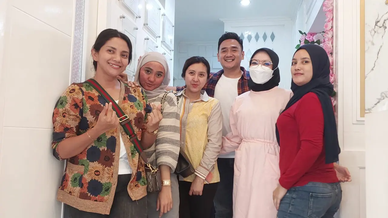 Errina GD, Yurri, Penty, Irman Heryana, dan Ziska Zella saat menyambangi Klinik Gendhis di kawasan Puri Beta 2, Kota Tangerang, baru-baru ini.