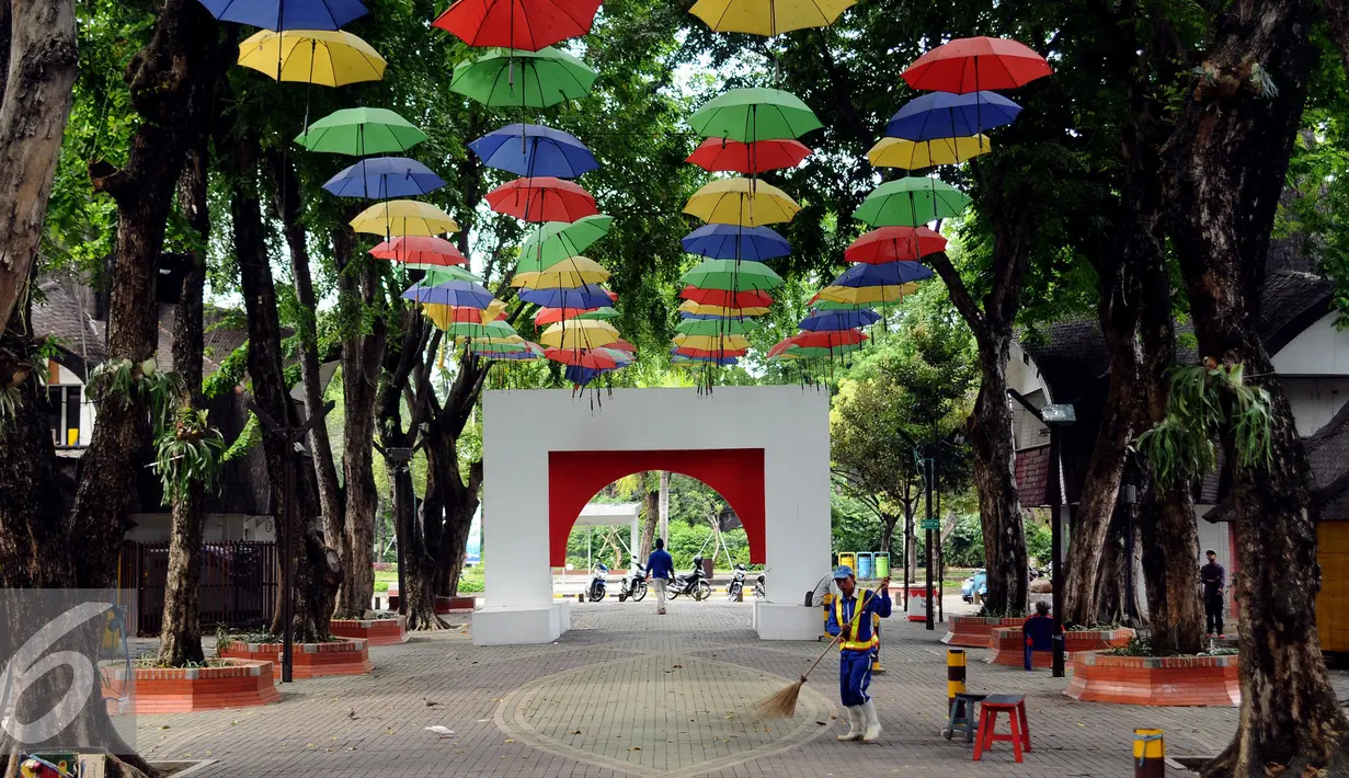 Beberapa payung menghiasi Pasar Seni Ancol, Jakarta, Rabu (9/11). Hingga kini, Pasar Seni Ancol masih menjadi tempat nongkrongnya para seniman tetap eksis walaupun harus teronggok bisu. (Liputan6.com/Helmi Fithriansyah)