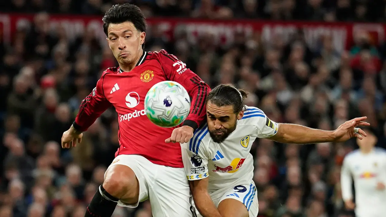 Foto: Momen Lisandro Martinez Jambak Rambut Dominic Calvert-Lewin yang Berujung Kartu Merah