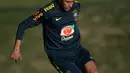 Pesepakbola Brasil, Neymar menjalani latihan bersama timnas Brasil di pusat pelatihan Granja Comary , luar Rio de Janeiro. Selasa (22/5). Neymar tidak bermain sejak akhir Februari 2018 ketika mengalami cedera patah tulang di kaki kanannya. (AP/Leo Correa)