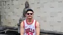 <p>Angga Wijaya belum bisa menarik napas lega setelah majelis hakim Pengadilan Agama Jakarta Selatan mengetok palu pertanda resmi cerai dari Dewi Perssik. Sejumlah konflik membayangi. Dari perkata transfer honor manggung misterius melibatkan pria bernama Budianto hingga dugaan pemalsuan tanda tangan kontrak kerja Dewi Perssik. Di sela konflik, Angga Wijaya kerap berbagi foto di medsos. Pose dengan kacamata hitam jadi andalan. (Foto: Dok. Instagram @anggawijaya88)</p>